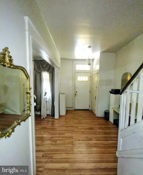 Entry Way - 11 S Wickham Rd, Baltimore, MD 21229 photo 4 of 17