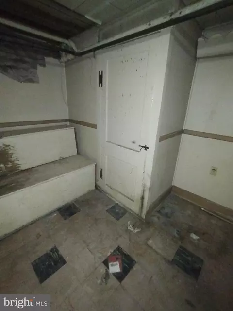 Entry Way - 11 S Wickham Rd, Baltimore, MD 21229 photo 15 of 17