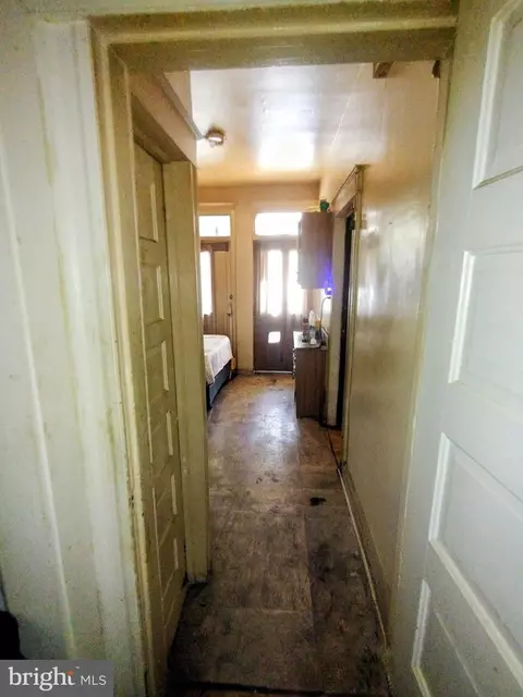 Entry Way - 11 S Wickham Rd, Baltimore, MD 21229 photo 7 of 17