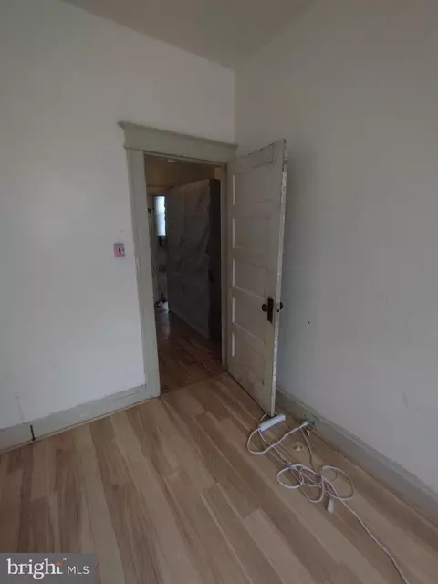 Entry Way - 11 S Wickham Rd, Baltimore, MD 21229 photo 11 of 17