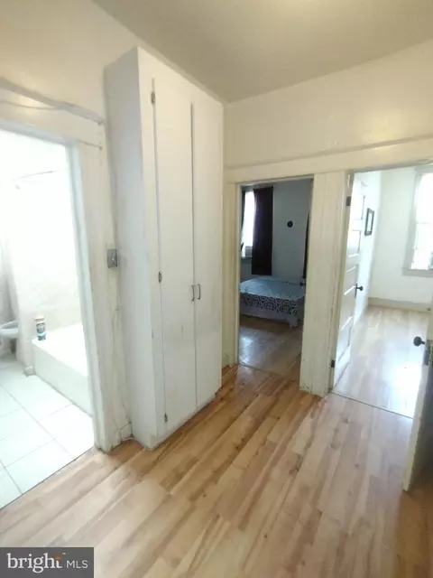 Entry Way - 11 S Wickham Rd, Baltimore, MD 21229 photo 7 of 15
