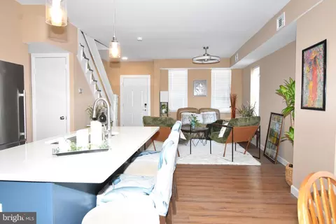Entry Way - 3803 Lewin Ave, Baltimore, MD 21215 photo 3 of 5