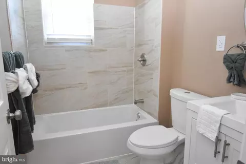 Bath - 3803 Lewin Ave, Baltimore, MD 21215 photo 1 of 1