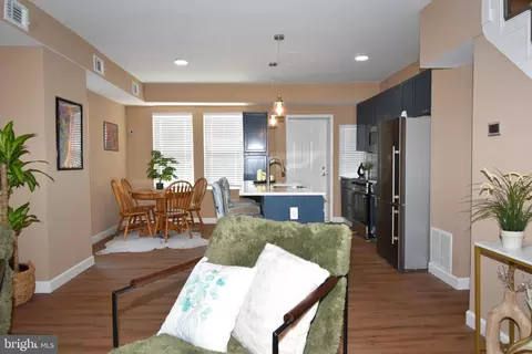 Entry Way - 3803 Lewin Ave, Baltimore, MD 21215 photo 2 of 5
