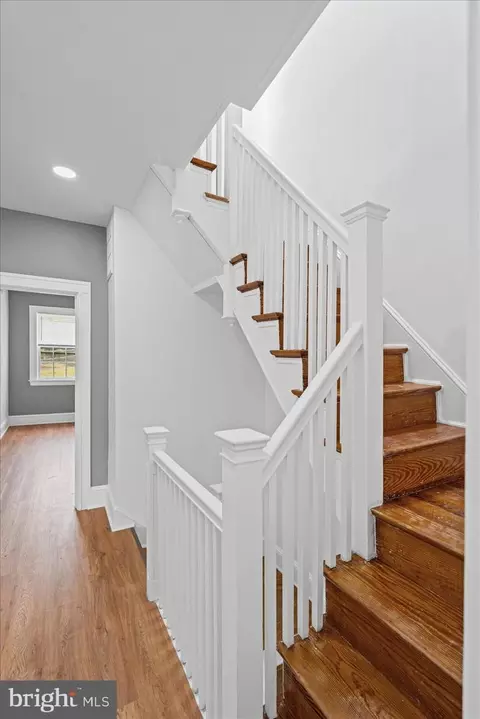 Entry Way - 7 York Ct, Baltimore, MD 21218 photo 5 of 8