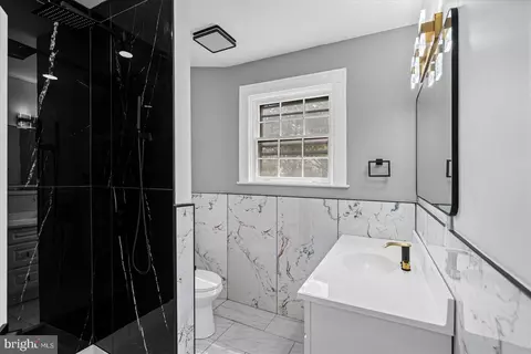 Bath - 7 York Ct, Baltimore, MD 21218 photo 3 of 5