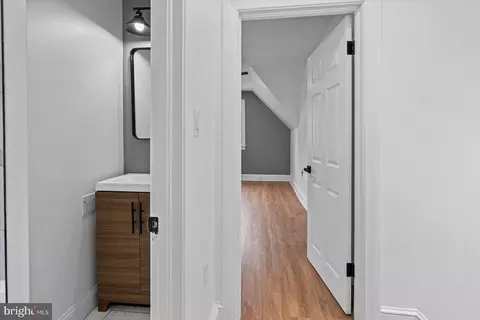 Entry Way - 7 York Ct, Baltimore, MD 21218 photo 6 of 8