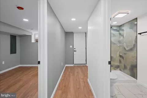 Entry Way - 7 York Ct, Baltimore, MD 21218 photo 7 of 8