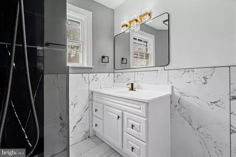 Bath - 7 York Ct, Baltimore, MD 21218 photo 2 of 5