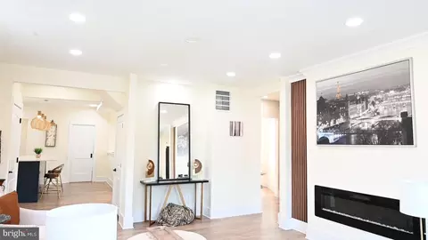 Entry Way - 2918 E Cold Spring Ln, Baltimore, MD 21214 photo 6 of 18