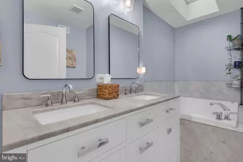 Bath - 923 S Decker Ave, Baltimore, MD 21224 photo 5 of 5