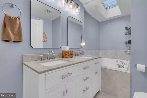 Bath - 923 S Decker Ave, Baltimore, MD 21224 photo 3 of 5