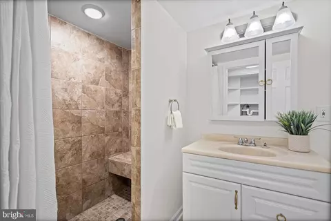 Bath - 1504 William St, Baltimore, MD 21230 photo 3 of 4