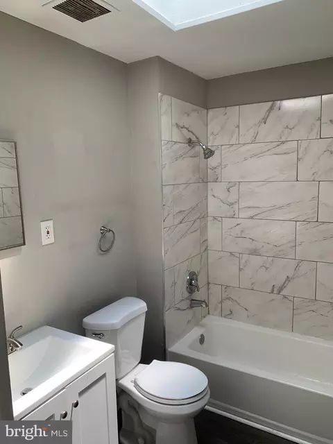 Bath - 4320 Berger Ave, Baltimore, MD 21206 photo 2 of 4