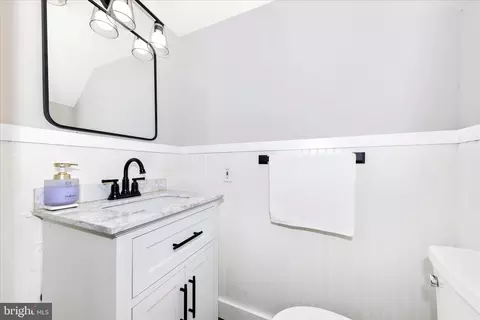 Bath - 922 S Decker Ave, Baltimore, MD 21224 photo 1 of 2
