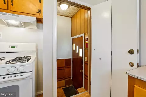 Entry Way - 6216 Mcclean Blvd, Baltimore, MD 21214 photo 1 of 3