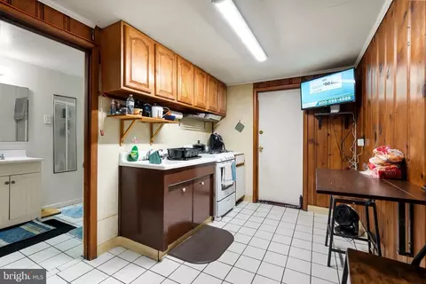 Entry Way - 608 E 33rd St, Baltimore, MD 21218 photo 4 of 4