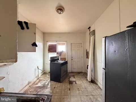 Entry Way - 3833 Beehler Ave, Baltimore, MD 21215 photo 4 of 7