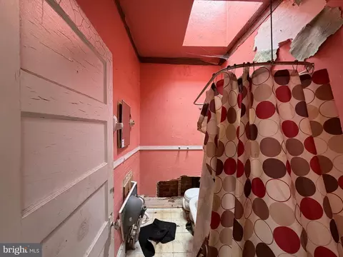 Bath - 3833 Beehler Ave, Baltimore, MD 21215 photo 1 of 2