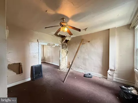 Entry Way - 3833 Beehler Ave, Baltimore, MD 21215 photo 3 of 7