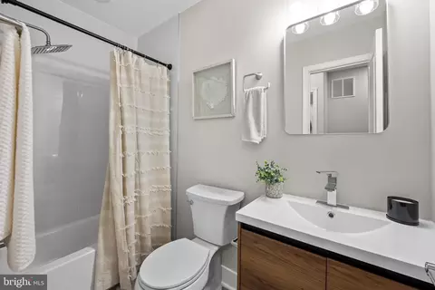 Bath - 410 E Fort Ave, Baltimore, MD 21230 photo 3 of 4