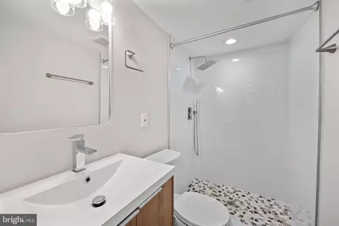 Bath - 410 E Fort Ave, Baltimore, MD 21230 photo 2 of 4