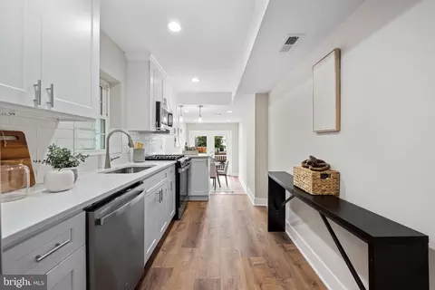 Entry Way - 410 E Fort Ave, Baltimore, MD 21230 photo 3 of 5