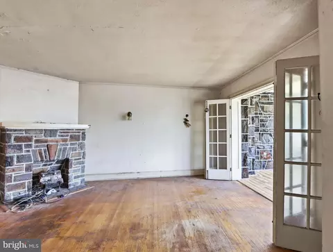 Living - 916 E 36th St, Baltimore, MD 21218 photo 1 of 2