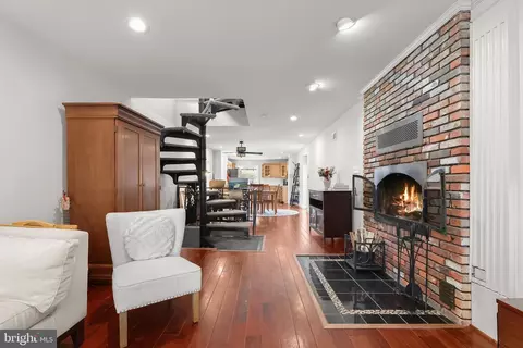 Entry Way - 3200 E Lombard St, Baltimore, MD 21224 photo 3 of 16