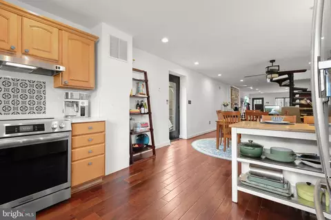 Entry Way - 3200 E Lombard St, Baltimore, MD 21224 photo 11 of 16