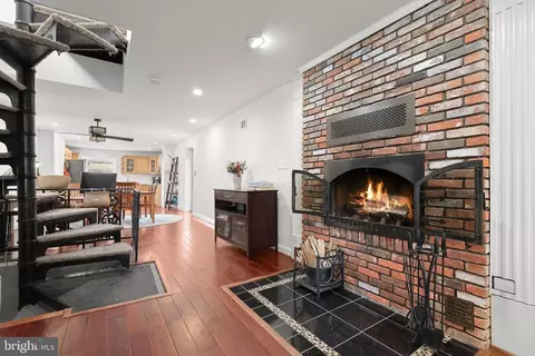 Entry Way - 3200 E Lombard St, Baltimore, MD 21224 photo 4 of 16