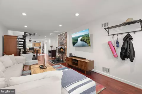 Entry Way - 3200 E Lombard St, Baltimore, MD 21224 photo 1 of 16