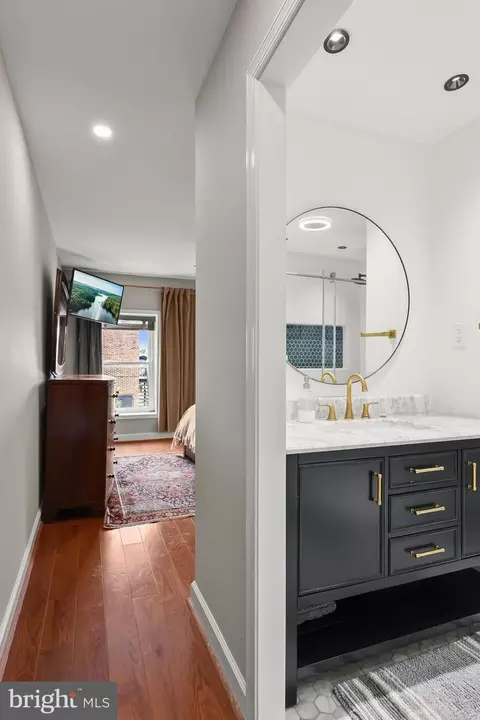 Entry Way - 3200 E Lombard St, Baltimore, MD 21224 photo 14 of 16
