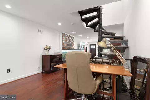 Entry Way - 3200 E Lombard St, Baltimore, MD 21224 photo 9 of 16