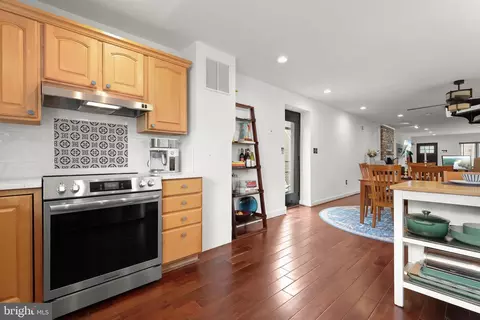 Entry Way - 3200 E Lombard St, Baltimore, MD 21224 photo 12 of 16