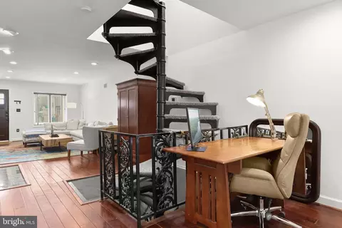 Entry Way - 3200 E Lombard St, Baltimore, MD 21224 photo 8 of 16