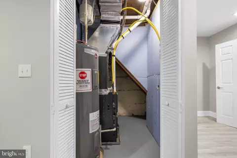 Entry Way - 145 N Monastery Ave, Baltimore, MD 21229 photo 10 of 12