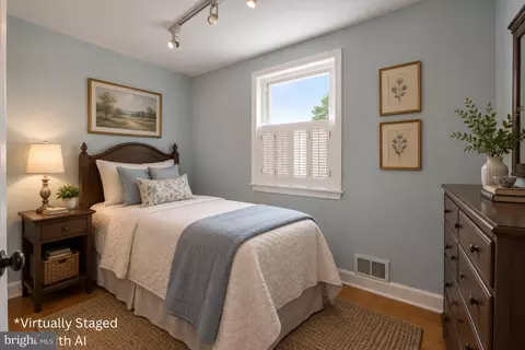 Bedroom - 3527 Falls Rd, Baltimore, MD 21211 photo 5 of 6