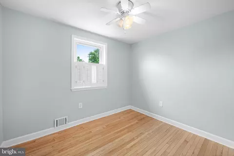 Bedroom - 3527 Falls Rd, Baltimore, MD 21211 photo 4 of 6