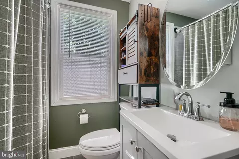 Bath - 821 Wicklow Rd, Baltimore, MD 21229 photo 1 of 4