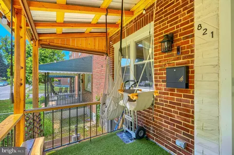 Exterior - 821 Wicklow Rd, Baltimore, MD 21229 photo 2 of 4