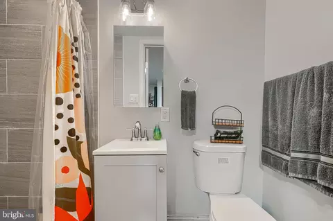 Bath - 821 Wicklow Rd, Baltimore, MD 21229 photo 3 of 4