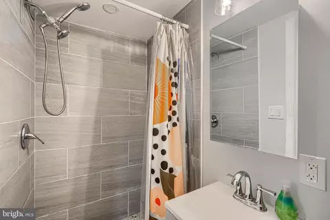 Bath - 821 Wicklow Rd, Baltimore, MD 21229 photo 4 of 4