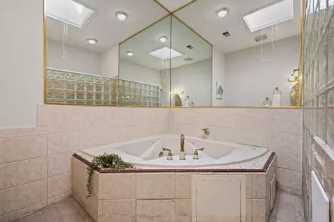 Bath - 2231 Eutaw Pl, Baltimore, MD 21217 photo 4 of 7
