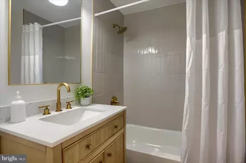 Bath - 719 Berry St, Baltimore, MD 21211 photo 1 of 1
