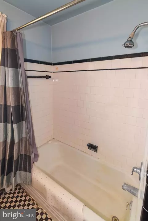 Bath - 4639 Harcourt Rd, Baltimore, MD 21214 photo 2 of 4