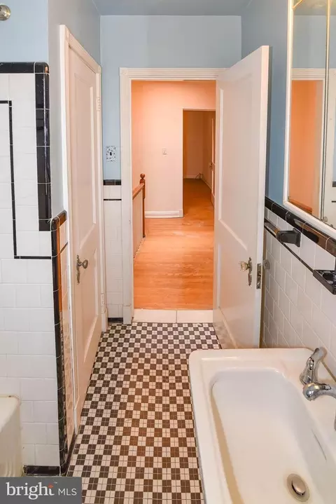 Entry Way - 4639 Harcourt Rd, Baltimore, MD 21214 photo 4 of 5