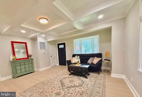 Entry Way - 3708 W Cold Spring Ln, Baltimore, MD 21215 photo 2 of 4