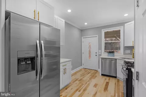 Entry Way - 1518 N Wolfe St, Baltimore, MD 21213 photo 6 of 10