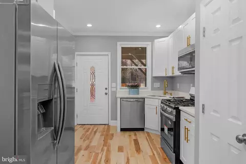 Entry Way - 1518 N Wolfe St, Baltimore, MD 21213 photo 5 of 10